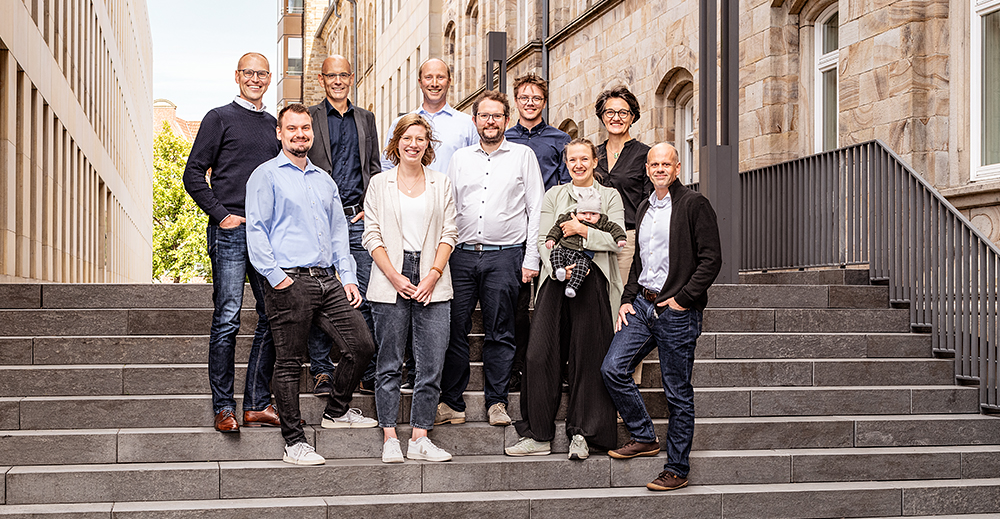 Das Bild zeigt Menschen auf einer Treppe.