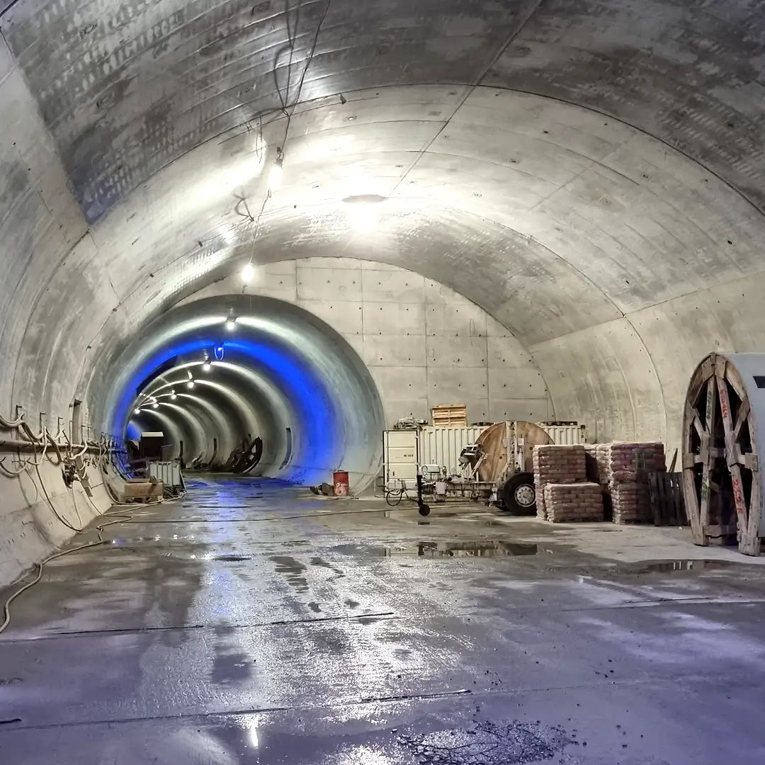 Baustelle des S-Bahn Tunnels in Bad Cannstatt mit Material und Beleuchtung.